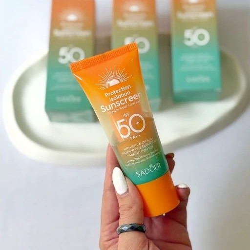 کرم ضدآفتاب سادور ۶در ۱ حاوی ترکیبات ضدچروک و آبرسان همراه با ژل آلوئه ورا با spf50
