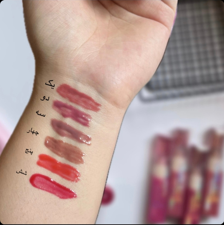 لیپ گلاس خیس olibolla با خاصیت آبرسانی لبها مدل Glasting color gloss