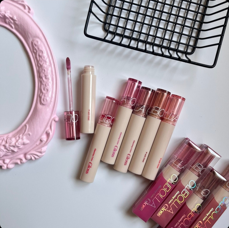لیپ گلاس خیس olibolla با خاصیت آبرسانی لبها مدل Glasting color gloss