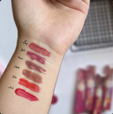 لیپ گلاس خیس olibolla با خاصیت آبرسانی لبها مدل Glasting color gloss
