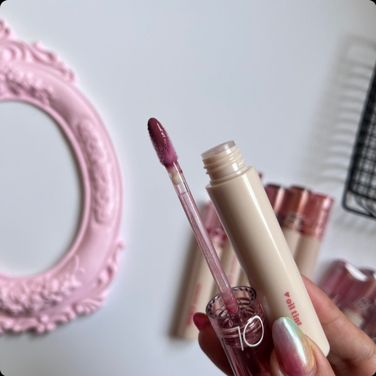 لیپ گلاس خیس olibolla با خاصیت آبرسانی لبها مدل Glasting color gloss